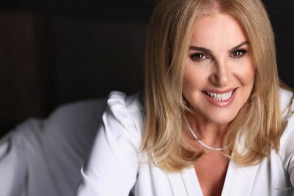 Empresaria e escritora brasileira Bettina Muradas lanca livro em Nova York