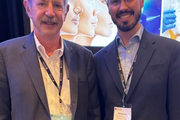 O medico catarinense Robinson Kaczmarck a direita com o Dr Richard Rox Anderson em curso em Harvard Boston EUA scaled